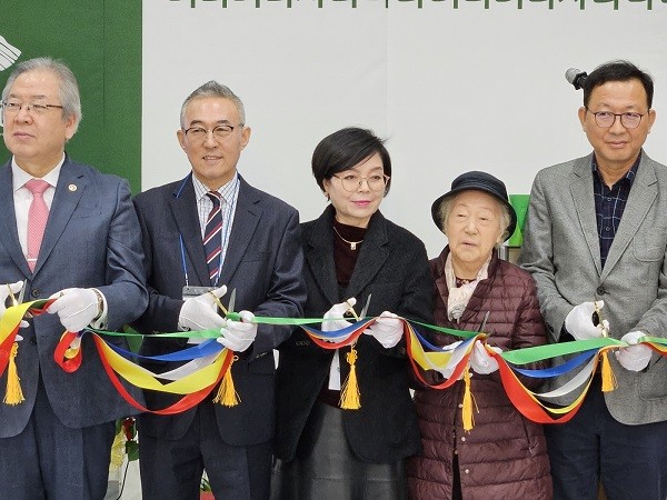 에코바이오의학연구소 신공장 준공식에 참석한 내빈들이 테이프 커팅을 하고 있다. (구태규 의장(왼쪽에서 두번째), 구태규 의장 어머니(99세, 오른쪽에서 두번째)